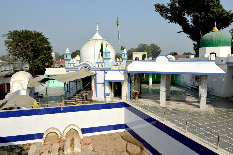 Qualandar Shah’s Tomb (Pir-e-Narah)